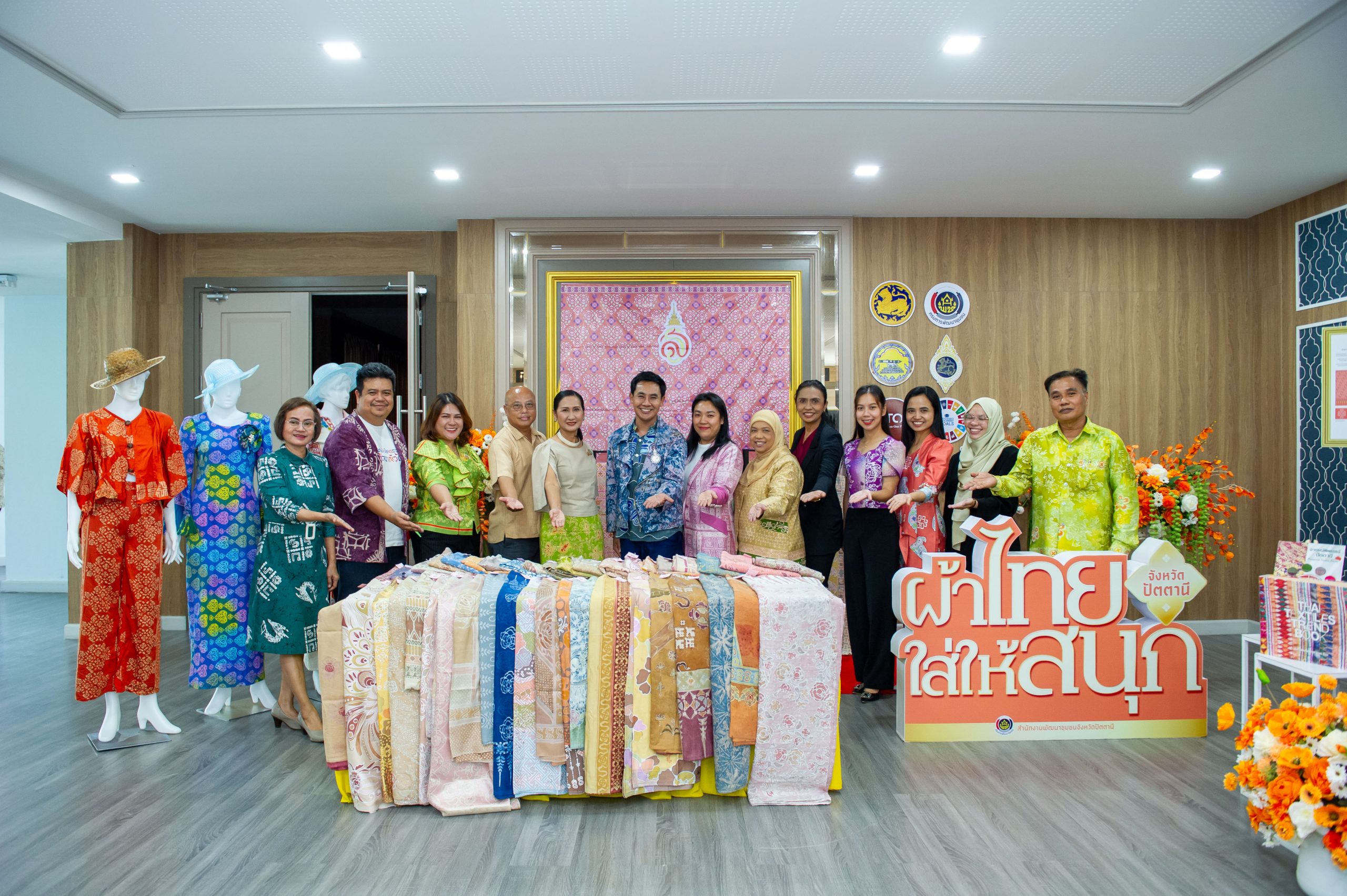 ดร.ชนกิตติ์ ธนะสุข ผู้อำนวยการสถาบันวัฒนธรรมศึกษากัลยาณิวัฒนา ม.อ.ปัตตานี ร่วมเป็นกรรมการตัดสินการประกวดผ้าลายพระราชทาน “ผ้าลายสิริราชพัสตราภรณ์” และงานหัตถกรรม ระดับจังหวัด ประจำปี 2568